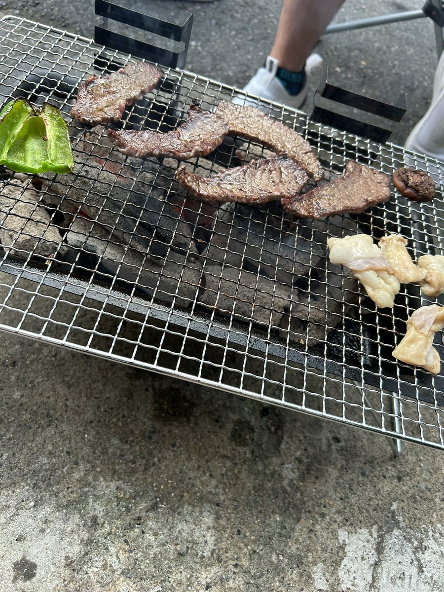 nmndnfjl's tweet photo. 友達と家の前で急遽BBQ
一軒家の特権発動 https://t.co/qEldnOAhmO