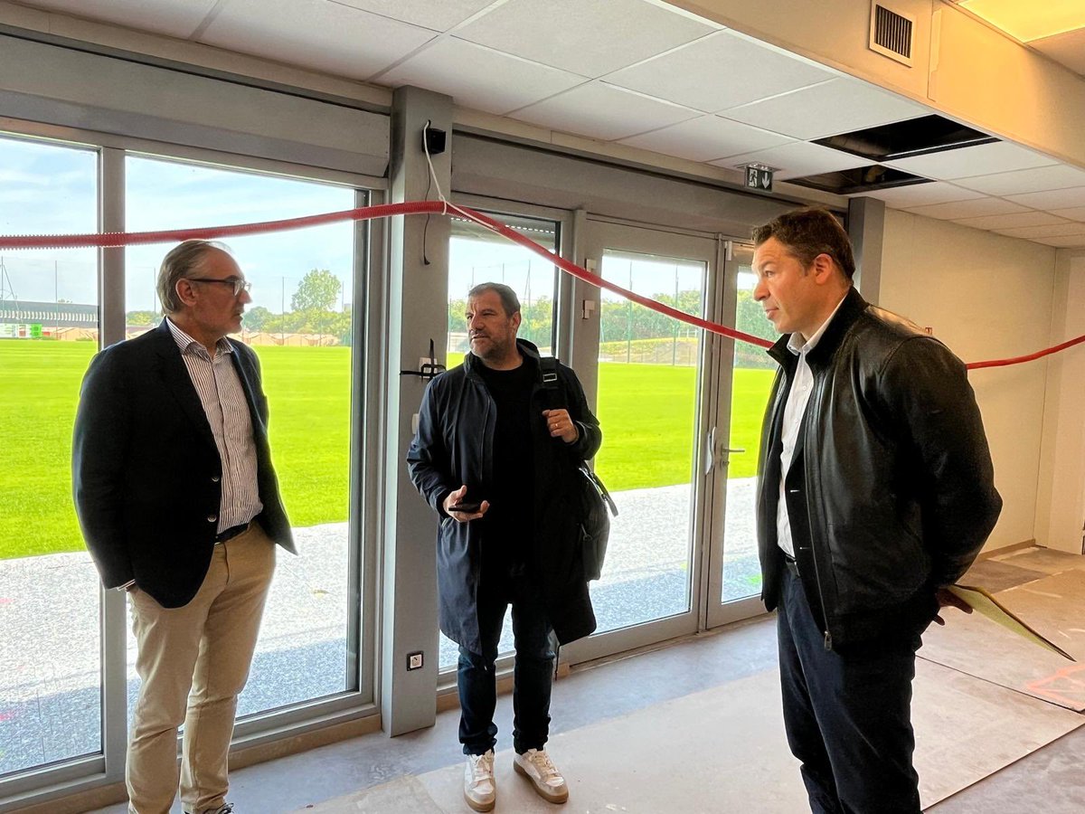Arnaud_Pericard's tweet photo. #StadeFrançais👷 Ce matin, visite des travaux en cours sur le site du #CampdesLoges, avec @thomaslombard3, DG du @SFParisRugby et @LabitLaurent, entraîneur de rugby. 

🌸Les équipes et les joueurs arriveront sur les lieux à partir de juillet ! 

@StGermainLaye, Terre de sport ! https://t.co/mh351rAhCh