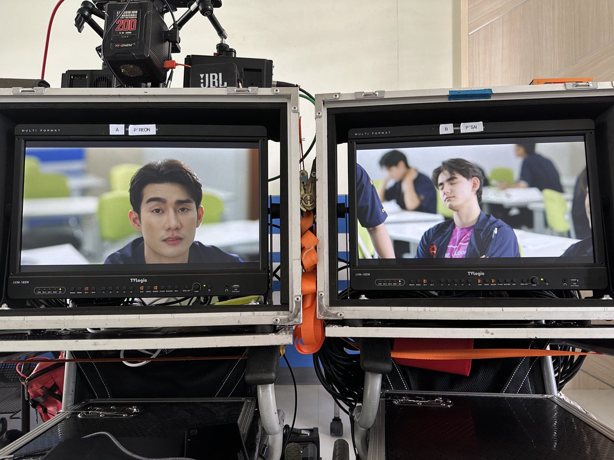 aloneww's tweet photo. หล่อทะลุจอ vs หลับทะลุจอ 🤣🤣 #Perfect10Liners https://t.co/6plevzyk5T