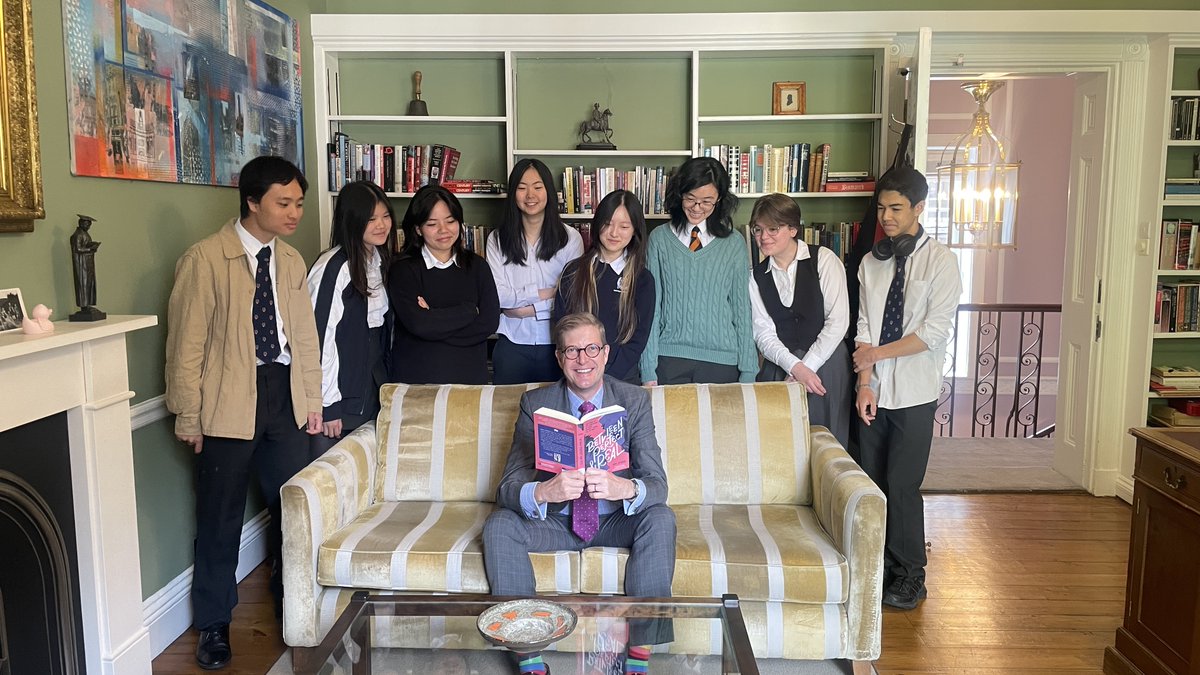 WSchoolLibrary's tweet image. Our Headmaster and students from Pride Soc are reading 'Between Perfect and Real' by Ray Stoeve- a powerful and moving novel about a trans boy finding his voice. Next up: we're passing the baton to
@NLCS1850, @WyedeanLibrary, and @ullswatercc
! #ReadWithPride 🏳️🌈 🏳️⚧️