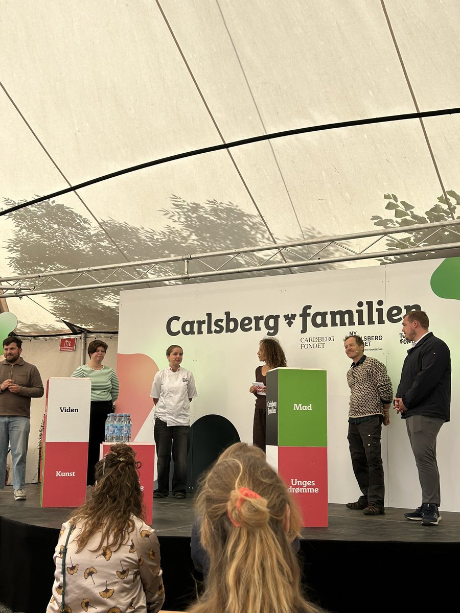 jakkiovergaard's tweet photo. Starter årets Folkemøde ud med svendegilde hos @Tuborgfondet og @Carlsbergfondet Vigtigt at høre elevernes og eksperternes stemme om faglig stolthed, frafald og forelskelse i faget! https://t.co/gZU7j3X2kk