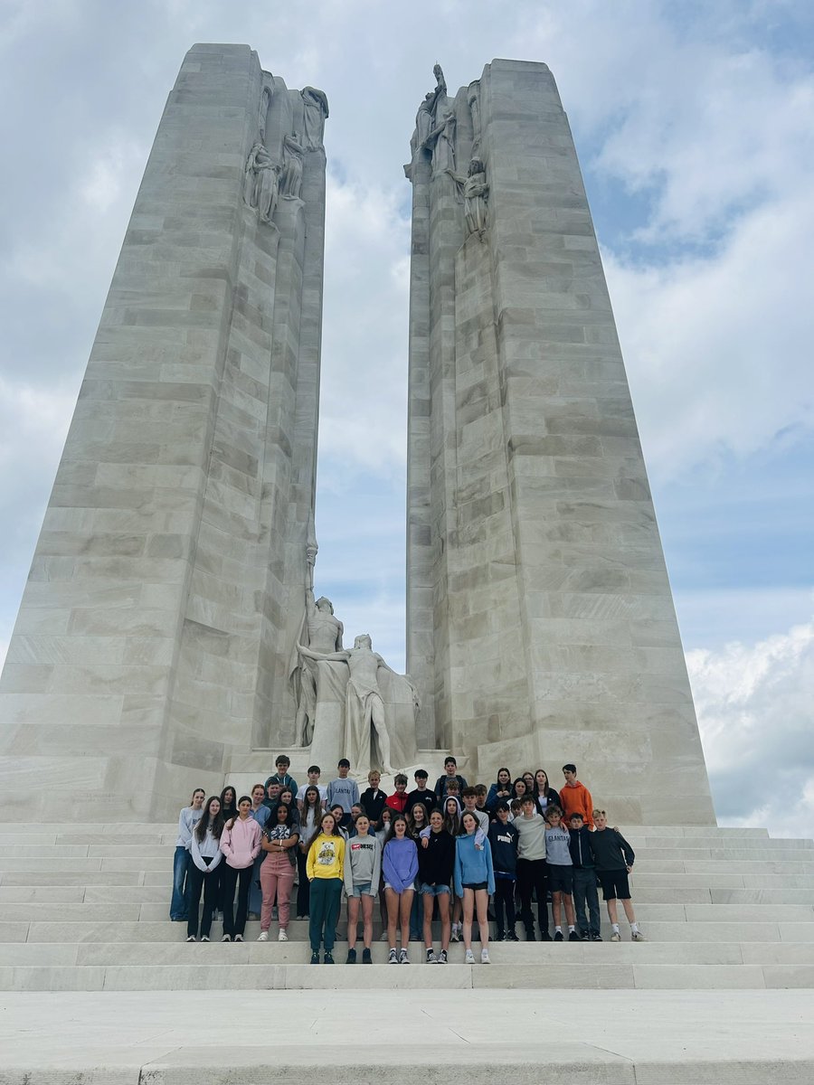 Mrs_Pugh40's tweet photo. Ymweliad i  Vimy Ridge, cofeb milwyr Canada colledd eu bywydau yn y Rhyfel byd cyntaf 🇨🇦 @Ysgol_Glantaf 
 
An insightful visit to Vimy Ridge to see the Canadian war memorial 🇨🇦 https://t.co/JQtM864mIA