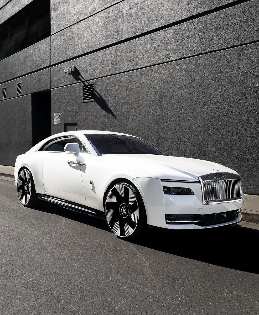 LuxuryCars365's tweet photo. Rolls Royce Spectre ☁️ https://t.co/5q7Cbb6OSl