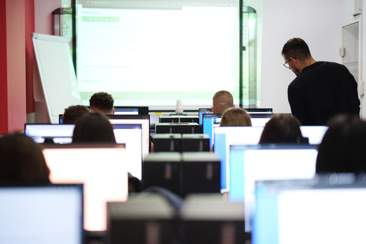 ICKosovo's tweet image. Verë e 🔥 nxehtë në ICK! Ju uruam mirëseardhje studentëve të klasës #PythonPogramming, të cilët këtë javë e filluan trajnimin e udhëhequr nga Qëndrim Krasniqi. Suksese të gjithëve!