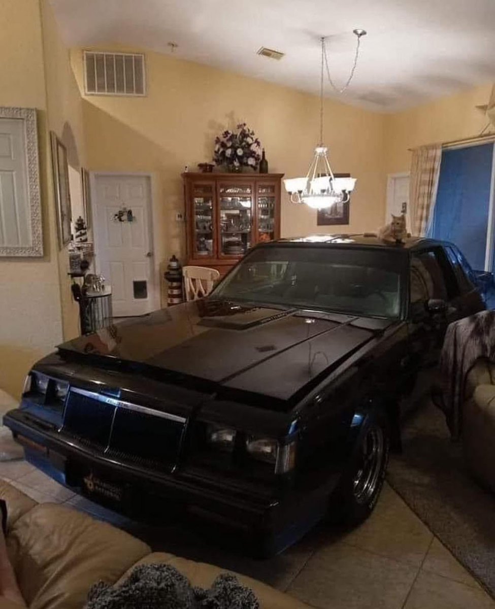 boring_cars's tweet photo. If you’re hot, they’re hot. Bring them inside. https://t.co/TTfH2L9FPA