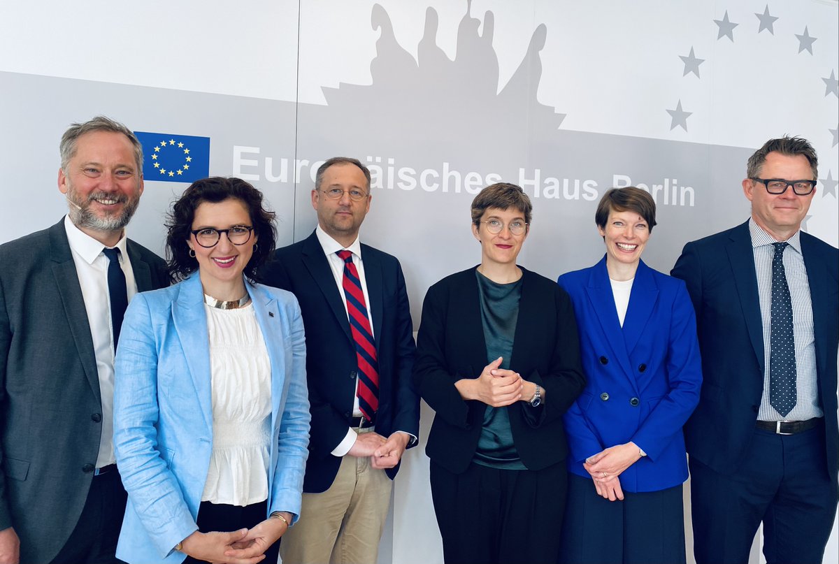 NetzwerkEBD's tweet photo. Möge diese Feier ein Zeugnis für den beständigen Geist der europäischen Einheit sein - wir bedanken uns bei den #Rednerinnen und #Rednern, dem @EUinDE, dem @AuswaertigesAmt &amp; der @LTembassyDE für die schöne #Jubiläumsfeier. Einen Nachbericht finden Sie morgen auf unserer Website. https://t.co/yiwQH8LPM3