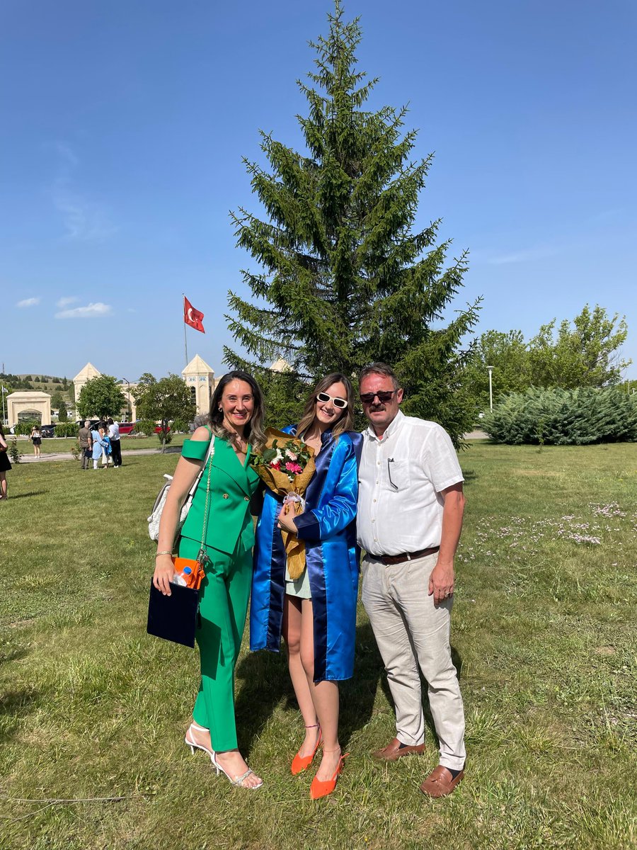 ErkanZorbaTR's tweet photo. Güzel kızım ;
Başarı,asla kolay elde edilmez.Bugün,bu zorlu yolculuğun sonunda hak ettiğimiz başarıyı kutluyoruz. Hepinize yeni yolculuklarda bol şans diliyorum. Senin gibi nesillerin olduğunu gördükçe gözümüz arkada değil.(Mühendis Hanım) @ZorbaIlayda https://t.co/rmuDgOCx4d
