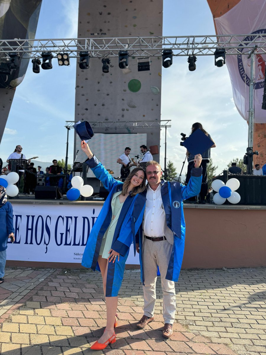 ErkanZorbaTR's tweet photo. Güzel kızım ;
Başarı,asla kolay elde edilmez.Bugün,bu zorlu yolculuğun sonunda hak ettiğimiz başarıyı kutluyoruz. Hepinize yeni yolculuklarda bol şans diliyorum. Senin gibi nesillerin olduğunu gördükçe gözümüz arkada değil.(Mühendis Hanım) @ZorbaIlayda https://t.co/rmuDgOCx4d