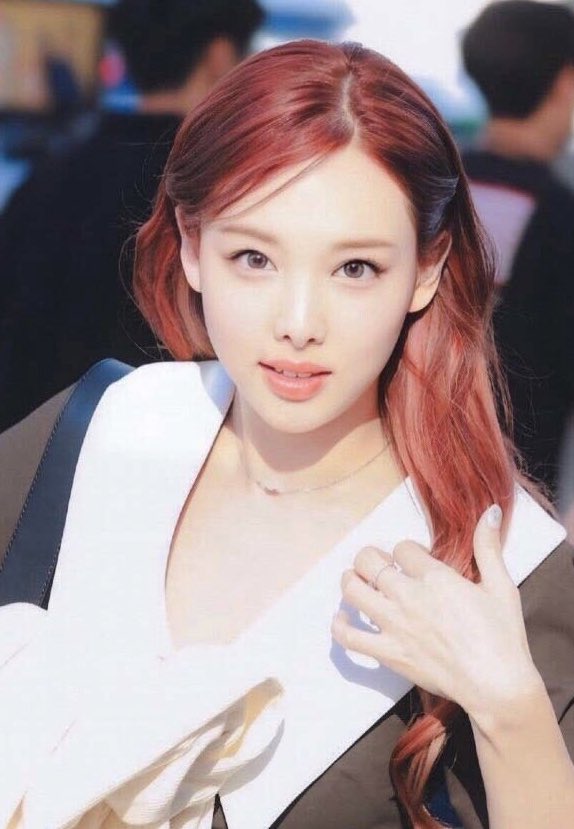 NAYEON IS SO BEAUTIFUL WOW
