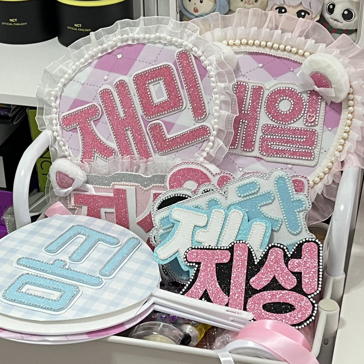 semimumu's tweet photo. ˚˖𓍢ִ໋🦢˚ เปิดรับรอบ NCT Dream เพิ่มอีก 3 ชิ้น

ราคา✨
ป้ายพัด 230.- (พัดขนาดบาง)
ป้ายธรรมดา 180.- (ไม่เกิน A4)

ค่าส่ง 40.-

🎀มัดจำจองคิว 80.-
ชำระครั้งที่ 2 เมื่อสินค้าเสร็จ

#ตลาดนัดnctdream  #ป้ายเชียร์  #พัดเชียร์ #NCTDREAM_THEDREAMSHOW3 #NCTDREAM_THEDREAMSHOW3_IN_BKK https://t.co/X6BaMMXioK
