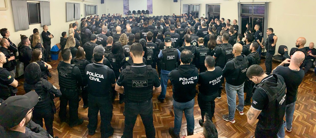 policiacivilrs's tweet photo. #OpIrmandade é deflagrada no combate a grupo criminoso atuante no tráfico de drogas e associação para o tráfico. Estão sendo cumpridas 84 ordens judiciais em Canoas, Porto Alegre, Sapucaia do Sul, Arroio dos Ratos, Charqueadas e Palmares do Sul.
#Draco_Canoas https://t.co/TA8GV4TyE6