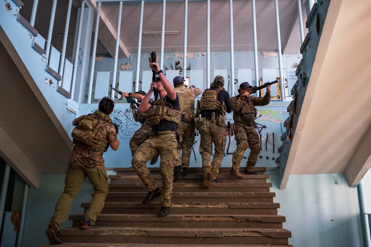 NATO_SOF's tweet photo. Ex. #FlamingSword in 🇱🇹 saw SOF from 🇩🇰🇩🇪🇱🇹🇵🇱🇵🇹🇺🇸 join forces to showcase @NATO's strength in warfighting cooperation & readiness. From maritime ops to fast-roping, this ex. underscored #NATO's commitment to regional security.
📸Petty Officer 1st Class Trey Hutcheson https://t.co/aet0c25XnK
