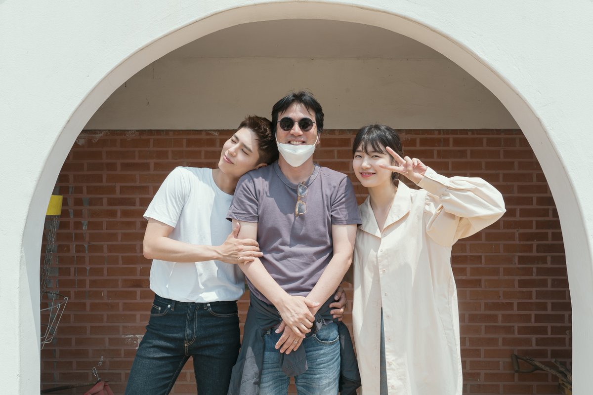 acemaker_movie's tweet photo. 케미, 어디까지 폭발하는 거예요???🥰
촬영현장도 화기애애 그 자체!
<원더랜드> 비하인드 스틸 2탄 공개!

<원더랜드> 절찬상영중
지금 바로 예매하기! https://t.co/FwvHTMpVX5

#원더랜드 #탕웨이 #수지 #박보검 #정유미 #최우식 #김태용감독 #절찬상영중 #wonderland https://t.co/mblBGNwRbU