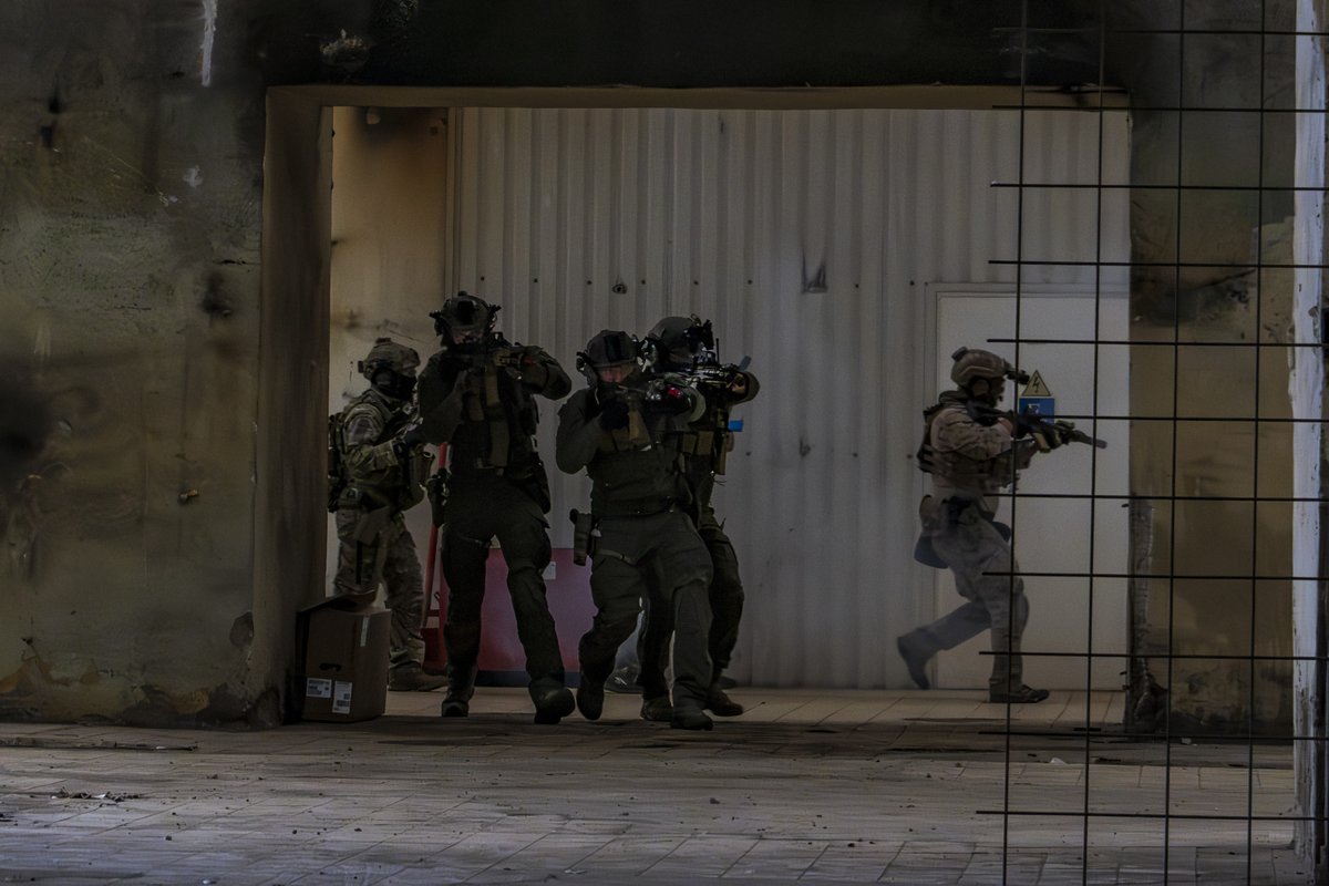 NATO_SOF's tweet photo. Ex. #FlamingSword in 🇱🇹 saw SOF from 🇩🇰🇩🇪🇱🇹🇵🇱🇵🇹🇺🇸 join forces to showcase @NATO's strength in warfighting cooperation & readiness. From maritime ops to fast-roping, this ex. underscored #NATO's commitment to regional security.
📸Petty Officer 1st Class Trey Hutcheson https://t.co/aet0c25XnK