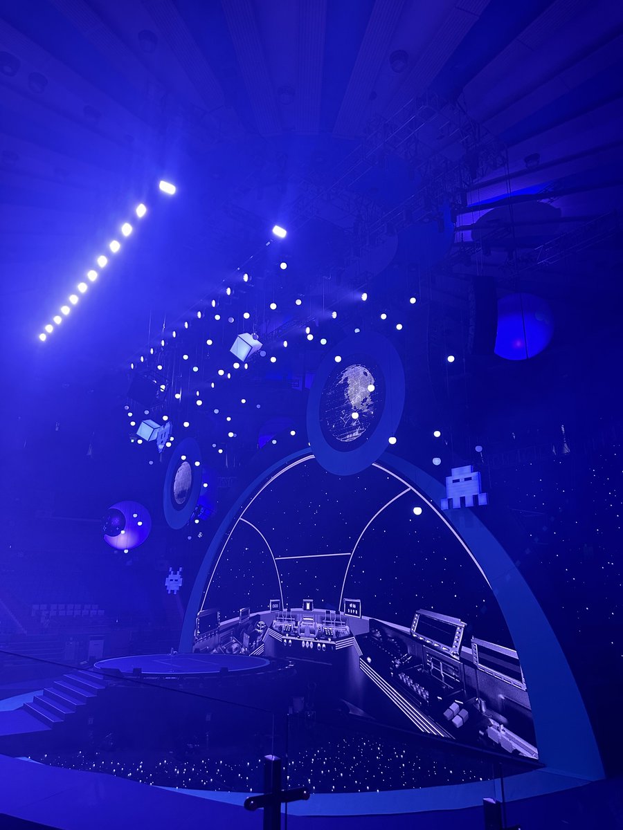 sugarstix_'s tweet photo. sekarang konsepnya kita kaya di luar angkasa gengs, with our astronaut ofc 😭🥹 https://t.co/rwFPmVnORy