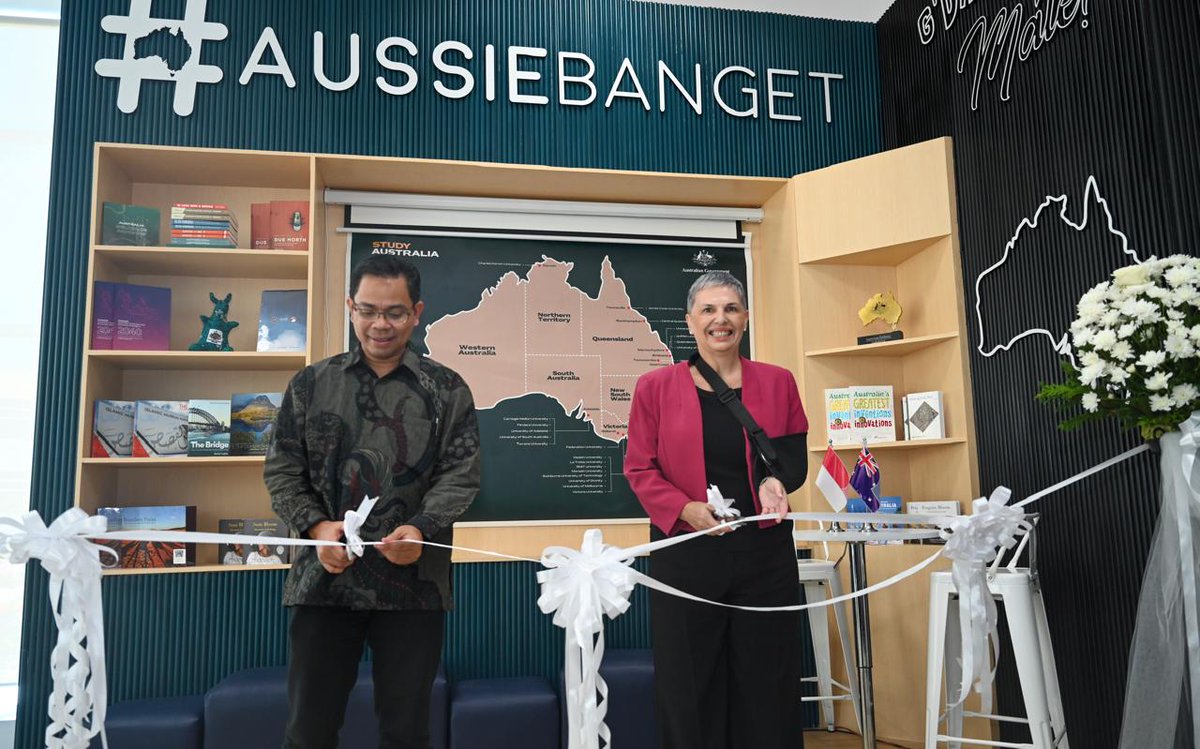 DubesAustralia's tweet photo. Meluncurkan #AussieBanget Corner terbaru bersama Dr Krismadinata, Rektor @HumasUnp di Padang. Senang bertemu #OzAlum yang berbagi cerita tentang peran pendidikan 🇦🇺 dalam kesuksesan mereka. https://t.co/lYHPSCXKPA