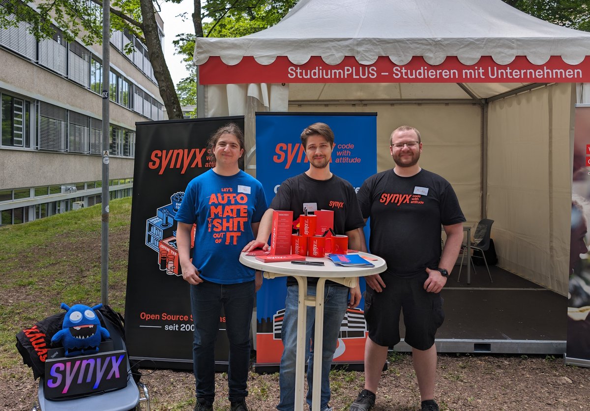 synyx_ka's tweet photo. Tolles Wetter, beste Verpflegung und viele interessierte Besucher:innen an unserem #synyx Stand beim Campustag der @HKAnews am Samstag . 🌞🍕 Spannende Gespräche mit motivierten und neugierigen jungen Menschen über ihre Studien- und Karrierepläne. 💬 #hka #Campustag #StudiumPlus https://t.co/azewFbB4HD