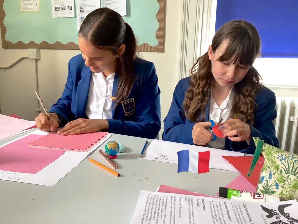StNicksLang's tweet photo. Our #StNicksYear6 French class is working on their end-of-year projects! They're creating posters about themselves, showcasing their creativity and French language skills. Très bien, les enfants! 🇫🇷✨ #StNicksFrench #StNicksCreativity #MFLtweeterati https://t.co/C1Be7lRoRf