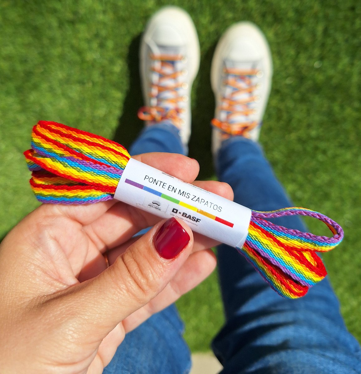 BASF_ES's tweet photo. Ponerse en los zapatos del otro = empatía. Nuestras personas #BASF visten este mes cordones arcoíris como muestra de apoyo con la comunidad LGTBIQ+, subrayando nuestro compromiso con la diversidad y un entorno laboral inclusivo y seguro. 👣 #BASFPride https://t.co/T0M8fFXfkU