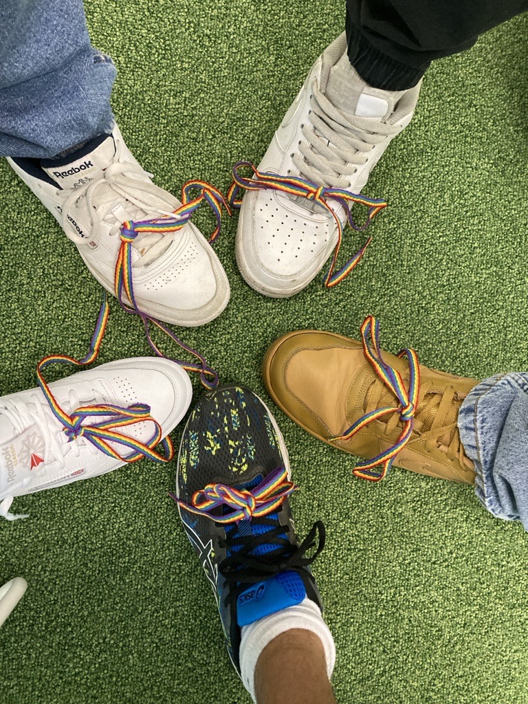 BASF_ES's tweet photo. Ponerse en los zapatos del otro = empatía. Nuestras personas #BASF visten este mes cordones arcoíris como muestra de apoyo con la comunidad LGTBIQ+, subrayando nuestro compromiso con la diversidad y un entorno laboral inclusivo y seguro. 👣 #BASFPride https://t.co/T0M8fFXfkU
