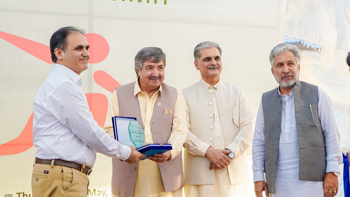 YoLoGoPak's tweet photo. The event concluded with certificate distribution among players and shields presented to the Guest of Honor and Chief Guest by Atif and Special Secretary LGE&amp;RDD, celebrating our participants' achievements.

Together, we're not just playing games – we're building a community! https://t.co/8xsTC8UGx9