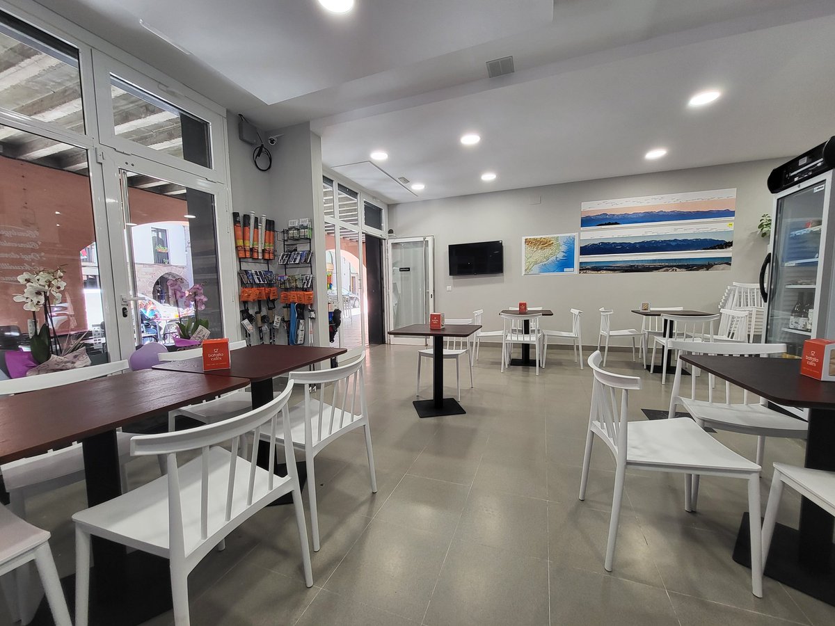 Cafè tranquil amb <a href="/CrisSellart/">C.Sellart</a> al nou local de <a href="/MeteoPiri/">MeteoPirineus</a>. Llibreria, activitats de lleure i nou centre de referència de natura i territori al cor del centre històric de la Seu d'Urgell. Sort i encerts amic.