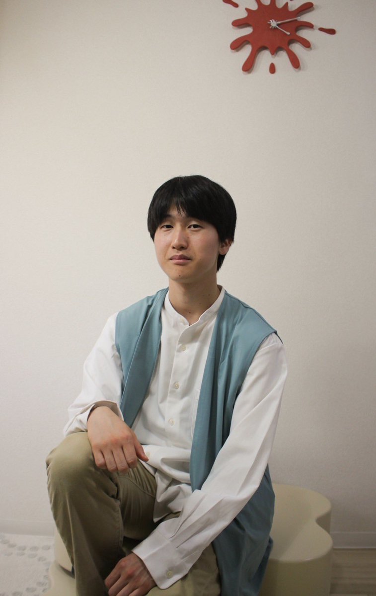 mint_inspi's tweet photo. Perc:レイン

楽器のドラムの経験があり、とてつもなくリズム感が強い。また音楽センスが飛び抜けており、さらっとえぐ上手い1人アカペラをSNSに不定期であげている。家が大学から遠く、定期練の度に電車の時間と戦っているが、いついかなる時も彼の口からは何かしらのBeatboxサウンドが流れている。 https://t.co/eYpNtjyTzK