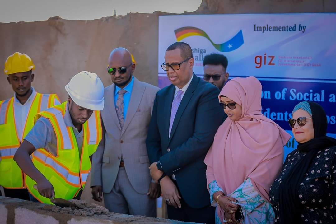 Plstatehouse's tweet photo. Madaxweyne Ku-xigeenka Dowladda #Puntland @HELugatoor ayaa dhagax dhigey Garoonka Kubada Kolayga oo ay maal-gelinayso Hay’adda #GIZ ee Jarmalka.
Madaxweyne Ku-xigeenka ayaa bogaadiyey Wasaarada dhalinyarada iyo Ciyaaraha oo dedaal badan gelisay sidii loo hirgelin lahaa Garoonka https://t.co/IfSRxzQG2u