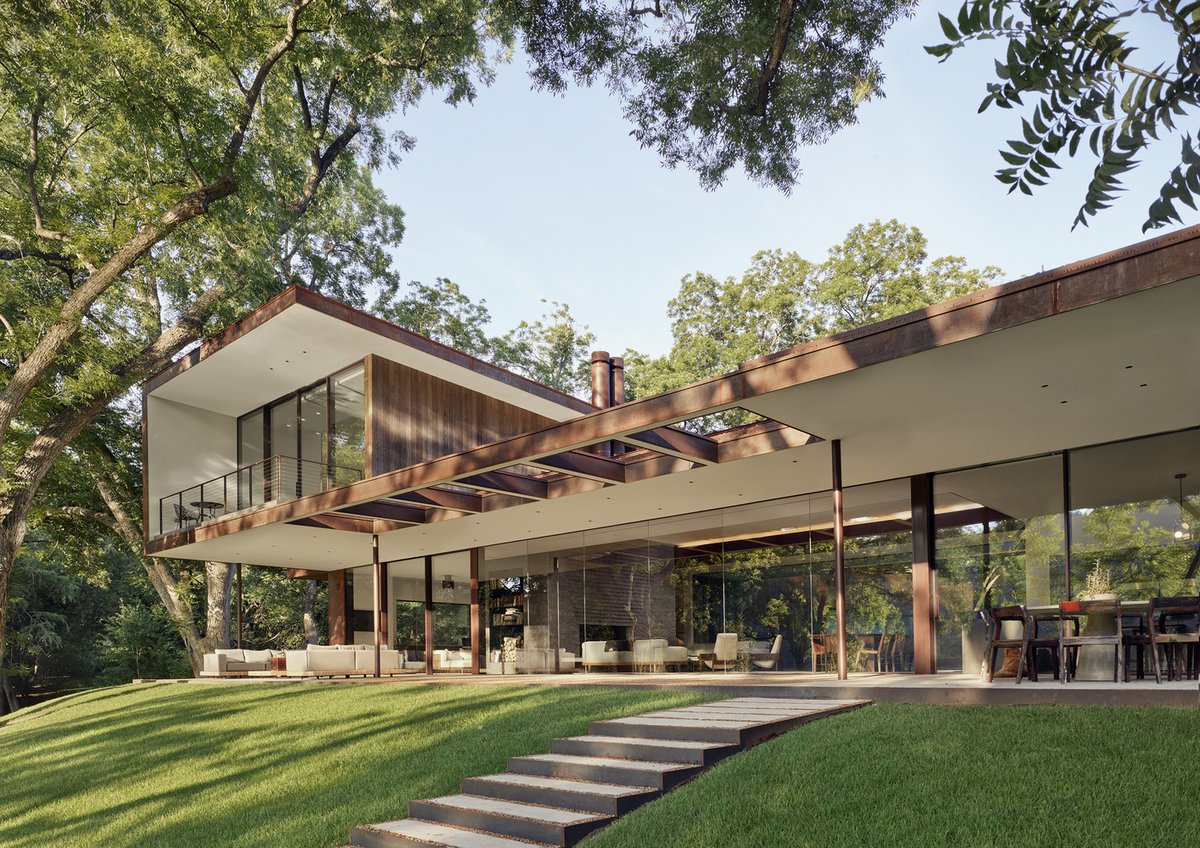 ArchDaily's tweet image. Weathering #steel is used in a variety of ways on River Hills Residence’s exterior: as cladding, handrails, chimneys, retaining walls, and scuppers, complemented by treated ash #wood. ow.ly/OFnw50ShEak