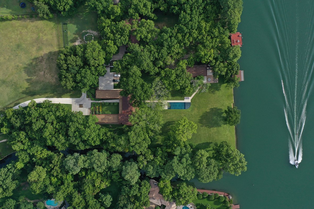 ArchDaily's tweet image. Weathering #steel is used in a variety of ways on River Hills Residence’s exterior: as cladding, handrails, chimneys, retaining walls, and scuppers, complemented by treated ash #wood. ow.ly/OFnw50ShEak