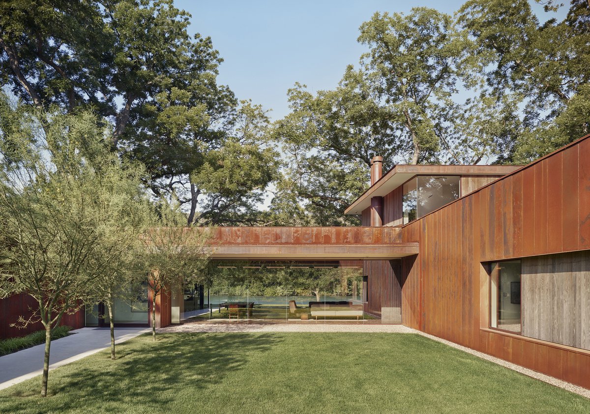 ArchDaily's tweet image. Weathering #steel is used in a variety of ways on River Hills Residence’s exterior: as cladding, handrails, chimneys, retaining walls, and scuppers, complemented by treated ash #wood. ow.ly/OFnw50ShEak
