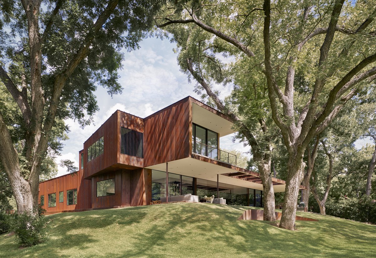 ArchDaily's tweet image. Weathering #steel is used in a variety of ways on River Hills Residence’s exterior: as cladding, handrails, chimneys, retaining walls, and scuppers, complemented by treated ash #wood. ow.ly/OFnw50ShEak