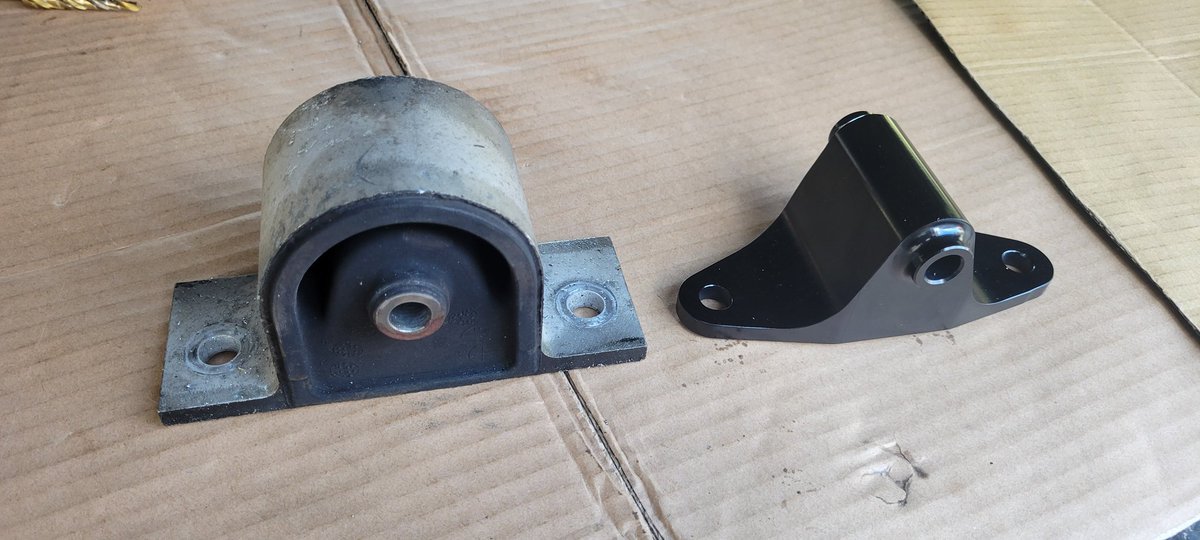 TO4KI14's tweet photo. Z33用ミッションマウントリジット化
周り見ても詳細が分からなくレビューが無かったので買ってみた〜
想像通りの振動とギヤノイズが室内に響きレーシングカー気分笑

多少の軽量化とギヤの入りが良くなった？プラシーボかも？笑
街乗りメインの人には到底オススメ出来ません！！
＃GKtech ＃Z33 https://t.co/qyx3UIUFXv