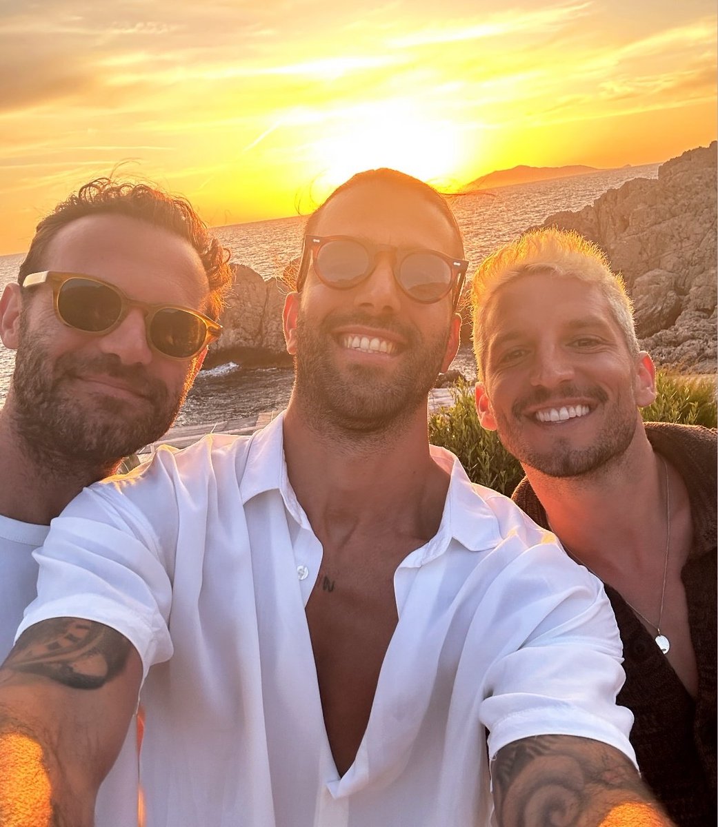 forzacimbom's tweet photo. Juan Mata, Oliveira ve Mertens birlikte tatilde. 🌅 https://t.co/o7DcSNsazc