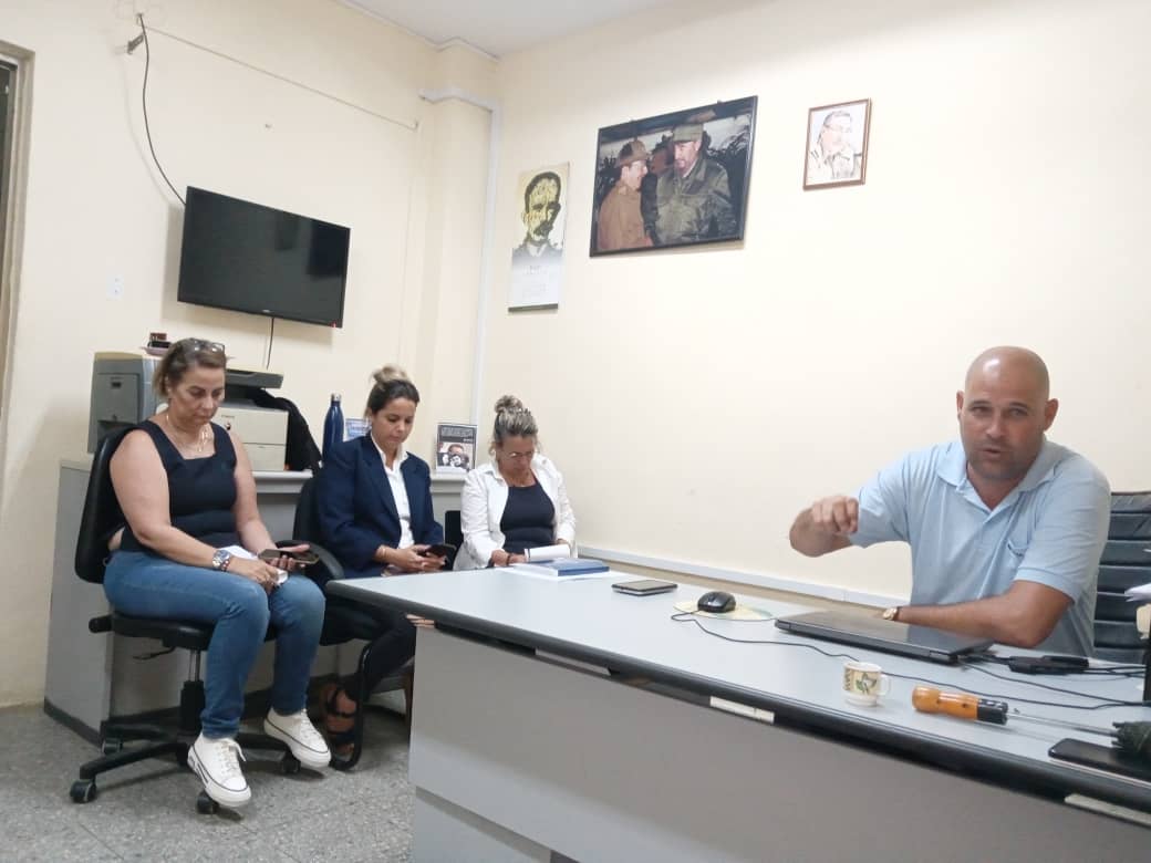 AliuskaCarballo's tweet photo. Fructífero intercambio desarrollado con núcleo y administración de la oficina Territorial de #ETECSAPinar en el Consejo Popular #HermanosCruz , como parte de la visita del Buró Provincial del #PCC al municipio cabecera. Se chequeó el cumplimiento de las prioridades para este año https://t.co/kJGlWu07md
