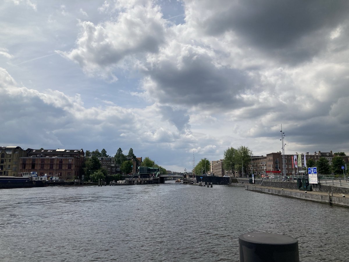 frankwester23's tweet image. De mooiste plek om via het water de stad binnen te komen is toch wel de Westerkeersluis. 🤩🛥️🚤
Monumentale pakhuizen gecombineerd met de 19e eeuwse ring. 

#spaarndammerbuurt
#zeeheldenbuurt
#westerkeersluisbrug
#pontsteiger 

⁦@020West⁩ ⁦@Waternet⁩