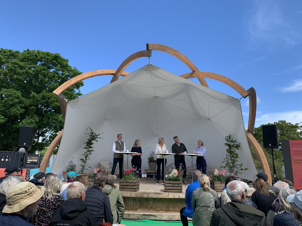 Så er #KlimaEnergiScenen officielt åbnet, ja tak! Vi er klar til gode, grønne debatter på <a href="/Folkemoedet/">Folkemødet #fmdk</a> 

Vi lægger ud med <a href="/JorgensenJuul/">Ditte Juul Jorgensen</a> <a href="/L_Aagaard/">Lars Aagaard</a> <a href="/Kristian_Jensen/">Kristian Jensen</a> Helle Munk Ravnborg og Connie Hedegaard

#dkpol #dkgreen <a href="/gronomstilling/">Rådet for Grøn Omstilling</a>