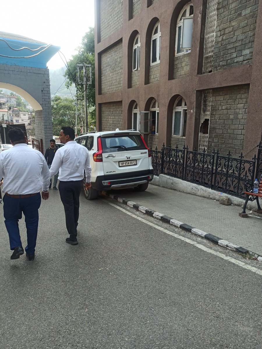 karansharmalaw's tweet photo. @MandiPolice  3.40 Pm 14-6-2024  क्या फुटपाथ पर गाड़ी लगा सकते हैं  स्थान  near sp office mandi madho rai temple mandi https://t.co/c2Jt3YAwVV