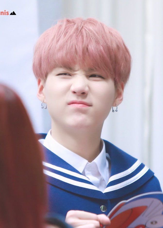rapline_support's tweet photo. — Carta do #YOONGI para o 
FESTA 2024 💜

🐱 : Olá ARMY! Eu sou SUGA!
Muito tempo sem te ver! Já faz muito tempo que não escrevi uma carta à mão. Parece um pouco estranho hahaha
Hahaha estou muito bem... fui para o centro de treinamento e estou vivendo uma vida agitada. EXÉRCITOS, vocês estão fazendo certo? ha ha
13/06 ARMY... Há tantas lembranças... Mas Seokjin hyung vai se divertir com você, então me sinto aliviado.

Por favor, aproveite 13/06! Também estou contando o dia em que em breve nos veremos ARMYs. Vamos esperar pelo dia em que nos encontraremos novamente! Não se machuquem ou fiquem doentes, sinto tanto a sua falta, ARMYs!! Vejo você em breve. Tchau~!!

— SUGA