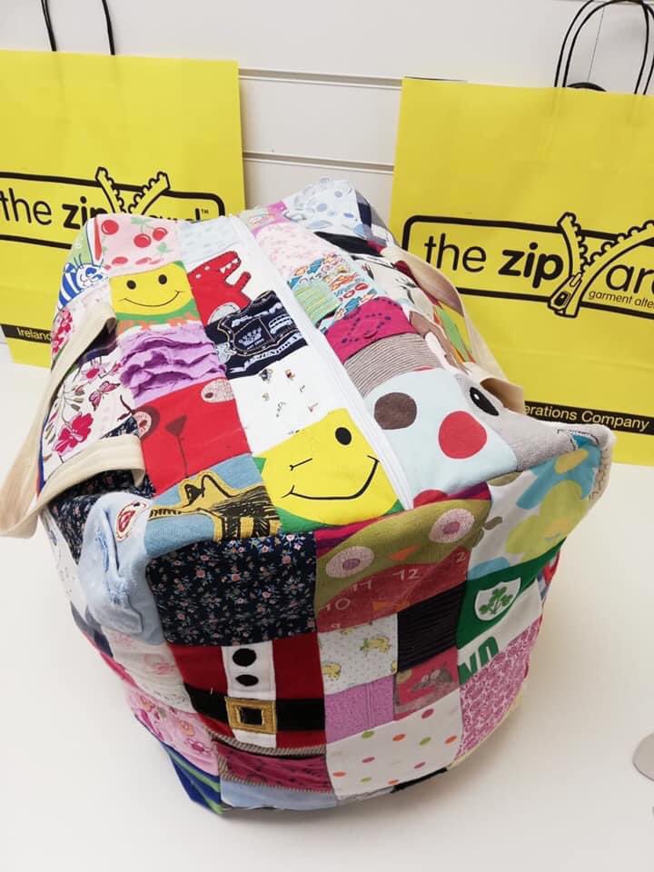 💛 Throwback Thursday! 💛

A customer's old kids' clothes redesigned into a patchwork bag by 
<a href="/TheZipYardBray/">The ZipYard Bray</a> ! 👜

#alterations #thezipyard #kidsclothes