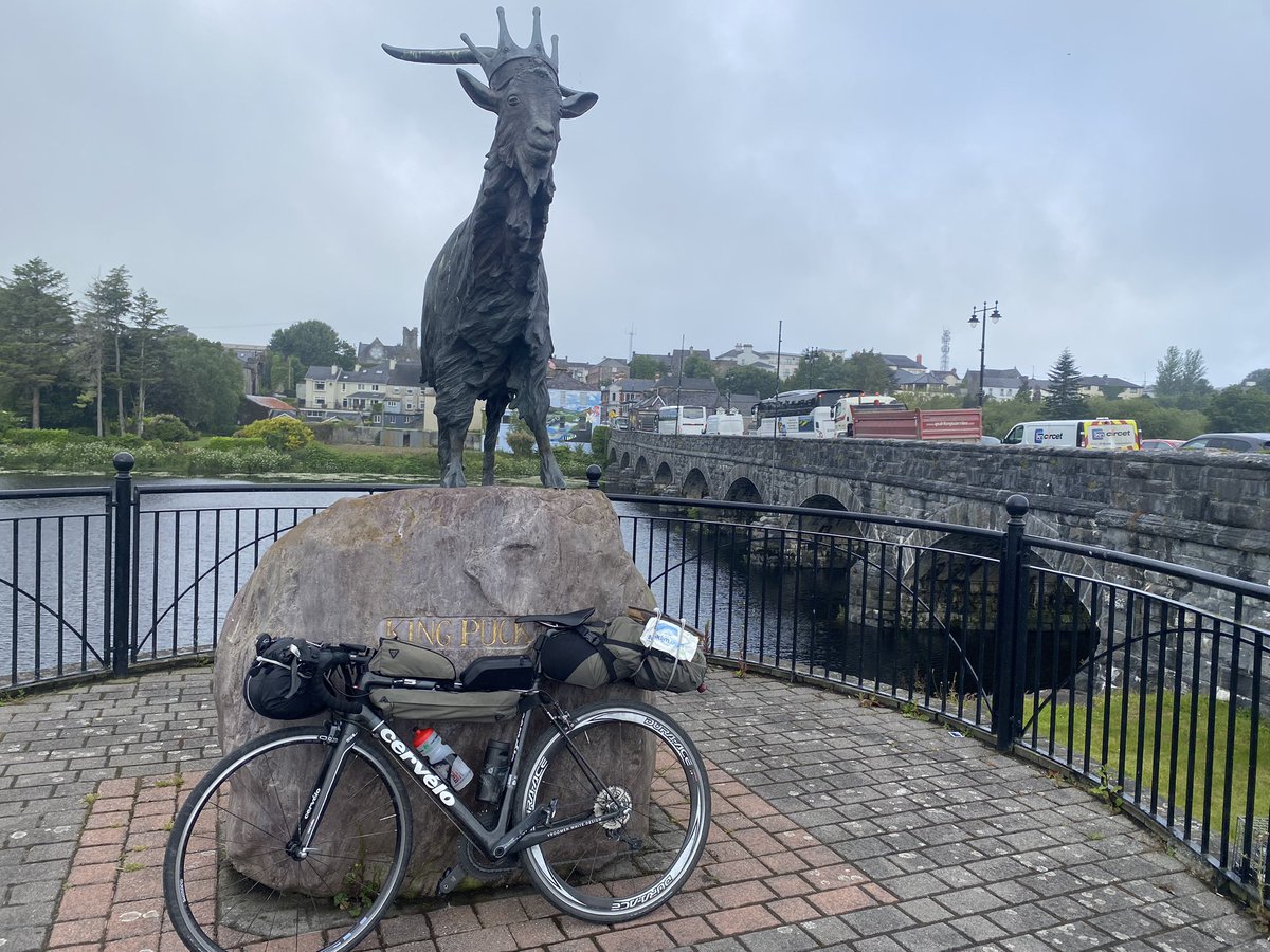 timbarry2's tweet photo. Finally arrived in Killorglin and heading for the hills so stopped off at the feedzone in bunkers which is a #rasmumhan tradition #malin2mizen
https://t.co/uCMt3fXRhv https://t.co/qvGPk8yBfv