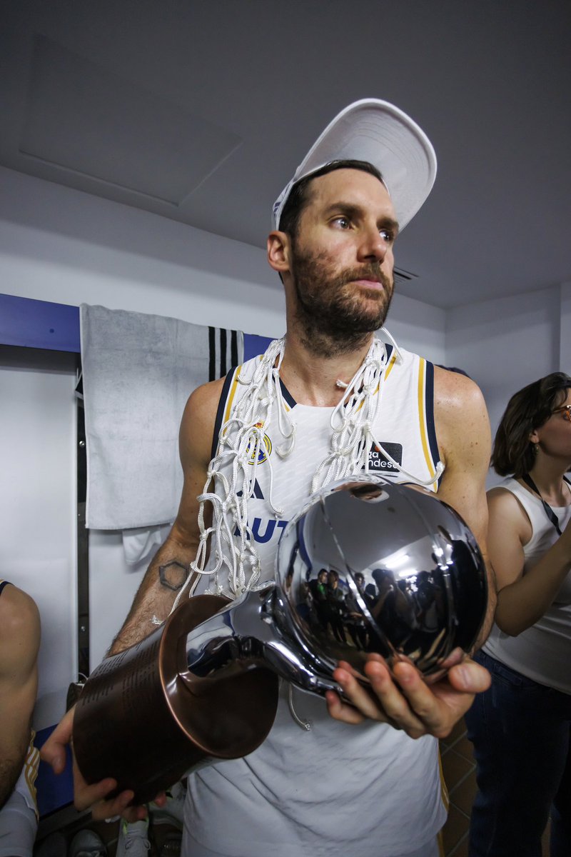 CampusRudy's tweet photo. ⭐️ RUDY FERNÁNDEZ FARRÉS ⭐️

🏆 CAMPEÓN DE @ACBCOM 2024

 #Retirada #Baloncesto #Campus #RF5 #RealMadrid https://t.co/1cJVXERRIo
