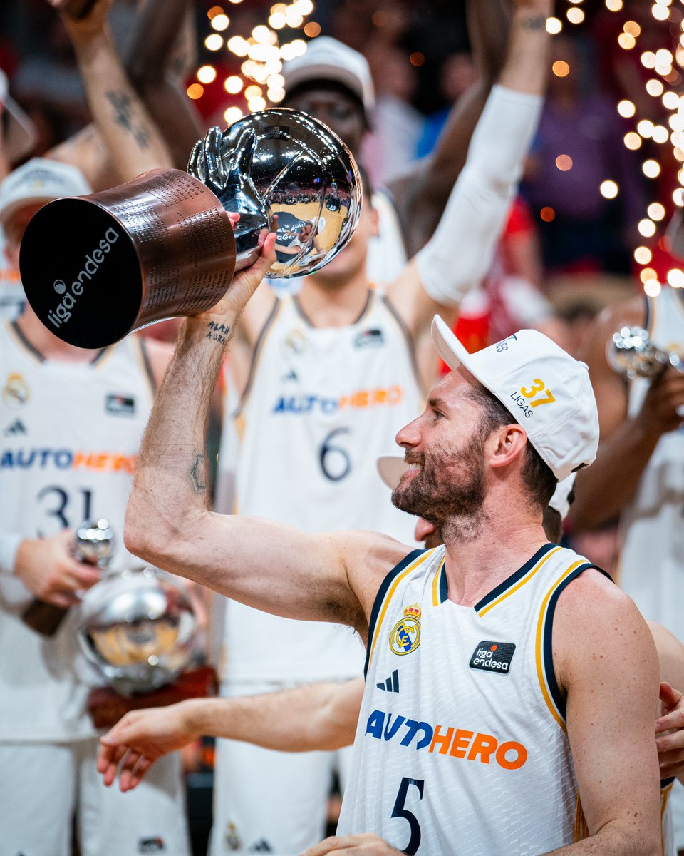 CampusRudy's tweet photo. ⭐️ RUDY FERNÁNDEZ FARRÉS ⭐️

🏆 CAMPEÓN DE @ACBCOM 2024

 #Retirada #Baloncesto #Campus #RF5 #RealMadrid https://t.co/1cJVXERRIo