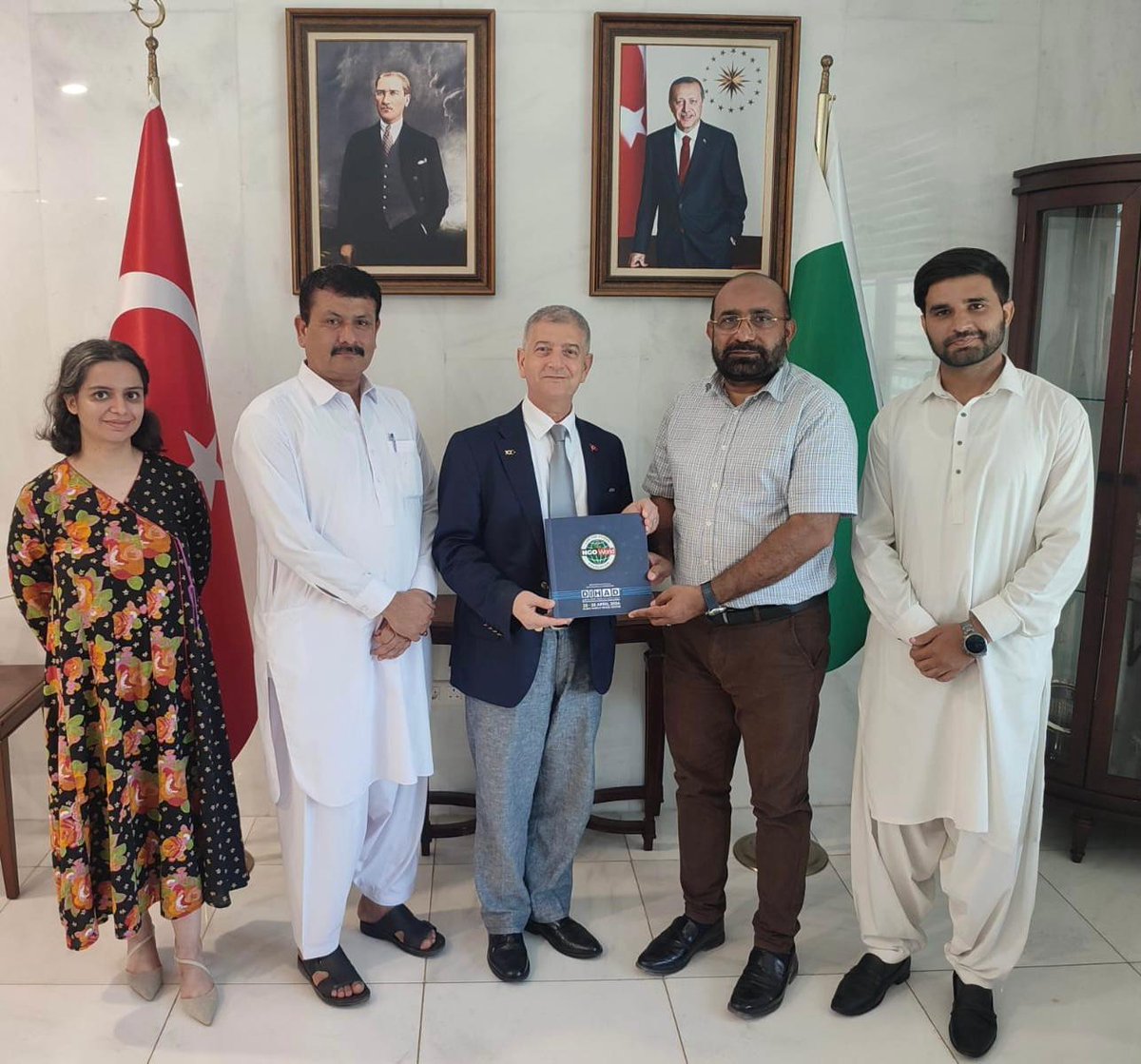 TC_KarachiBK's tweet photo. We were delighted to host delegation from NGO World Foundation at our Consulate. We had productive discussions on education, philanthropic and development projects and services. Grateful for their visit.
#NGOWorld
#DiyanetFoundation https://t.co/nGGXytYftA