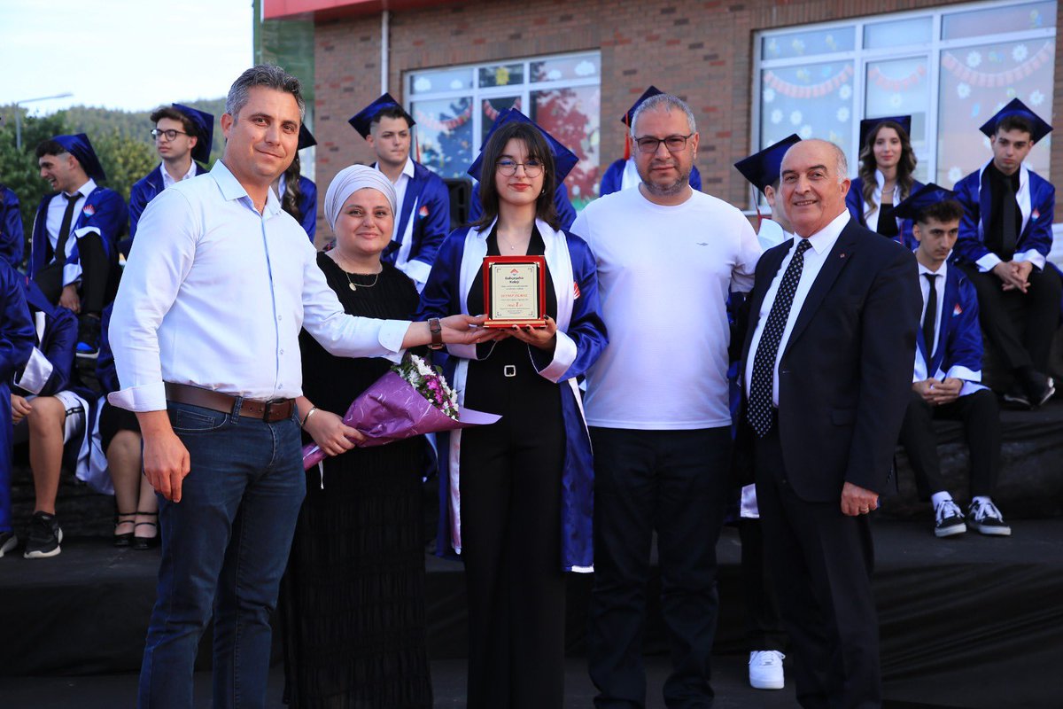 KesanBahcesehrK's tweet photo. Zorlu bir sınav döneminin başarıyla üstesinden gelen 8.sınıflarımızın liseye geçişi ve 12.sınıf öğrencilerimizin mezuniyet coşkusu ve heyecanına ortak olmanın mutluluğu içerisindeyiz. https://t.co/yAn6AzcnLC