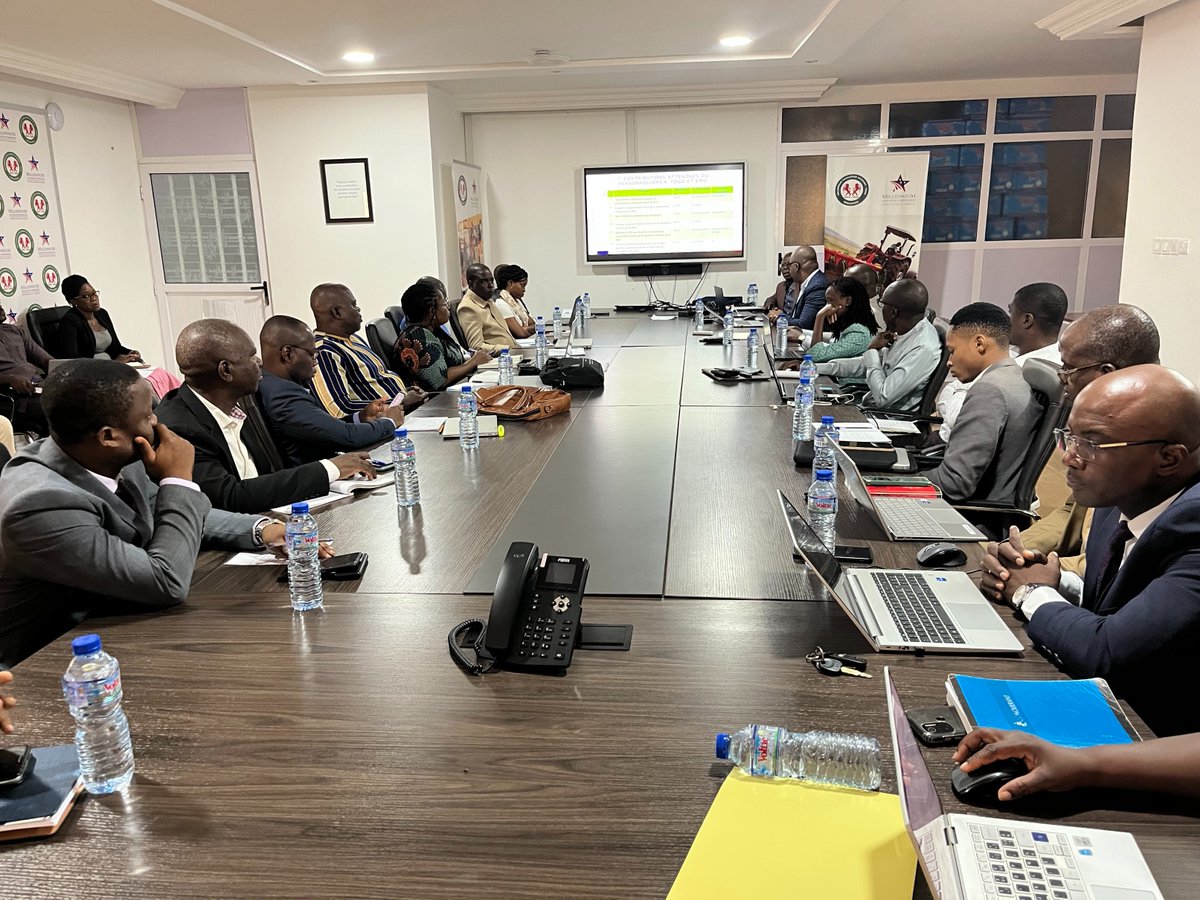 OmcaTogo's tweet photo. Ds la mise en œuvre des programmes subventionnés par la @MCCgov , autant compte le démarrage, autant compte l’atterrissage.
En prélude à la fin des projets #TIC et #LRAP, @OmcaTogo lance l'élaboration du plan clôture du programme #Threshold
En savoir plus: https://t.co/lTgGxZm3j8 https://t.co/05mCLAYkFl