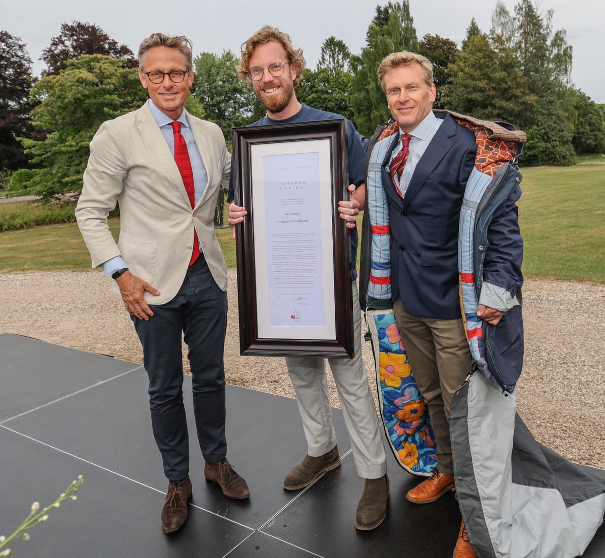 Volgende week wordt de ‘Zilveren Haring 2024’ uitgereikt. Wie maakt Twente trots, heeft volop bijgedragen aan een positieve positionering en promotie van onze regio. Al nieuwsgierig wie de opvolger van <a href="/BasTimmer/">Bas Timmer</a> van <a href="/Sheltersuit/">Sheltersuit</a> wordt? Volg ons! #twente #twentseharingprimeur