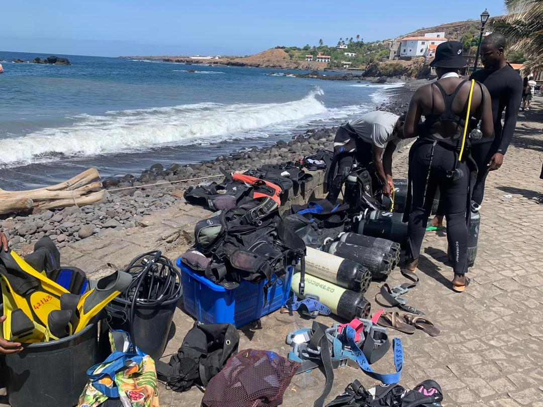 UNESCO_Dakar's tweet photo. Le 1 er Chantier-Ecole en archéologie sous-marine #UNESCO-IPC a débuté depuis lundi 3 juin 2024 au #Cabo-Verde. 12 jeunes bénéficiaires du Cabo Verde, Comores, Erythrée, Gambie, Kenya, Mozambique &amp; Sénégal renforcent leurs compétences techniques aux côtés d’experts internationaux https://t.co/hkPiGqfsHO