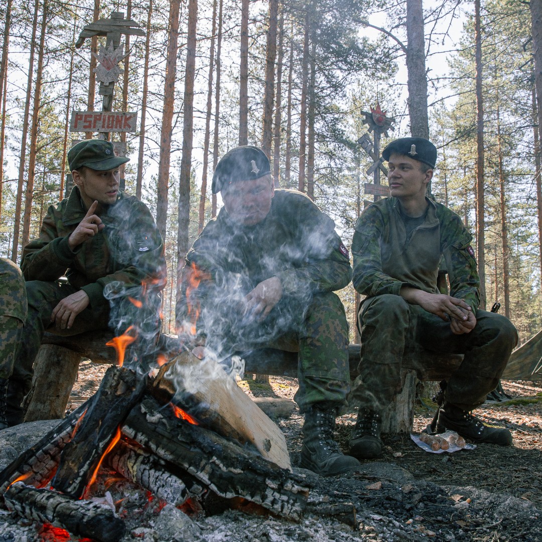 Maavoimat's tweet photo. Noin 4300 asevelvollista marssii tänään 347 päivän jälkeen reserviin. Palveluksen haasteista selvittiin yhdessä! 

Kesän kotiutumiset tapahtuu kahdessa erässä 13.6. ja 20.6. sillä 1/24 aloitti tavallista myöhemmin uudenvuodenpäivän sijoittuessa vuoden ensimmäiselle maanantaille. https://t.co/4GTFUZKUxy