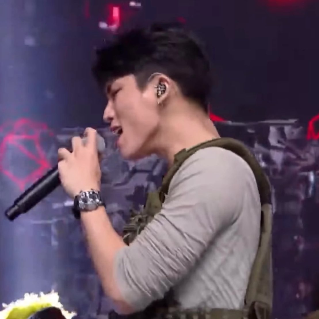 jexngwxx's tweet image. jeongwoo is wearing a wristwatch AGAIN 😭